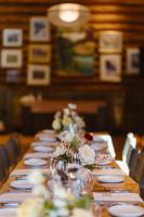 una mesa larga con platos y flores. en The Lodge at Bow Lake, en Lago Louise
