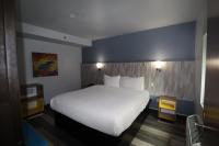 Ein Bett oder Betten in einem Zimmer der Unterkunft Days Inn &amp; Suites by Wyndham Milwaukee