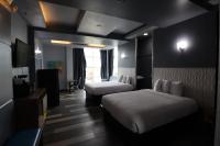 Ein Bett oder Betten in einem Zimmer der Unterkunft Days Inn &amp; Suites by Wyndham Milwaukee
