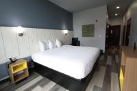 Ein Bett oder Betten in einem Zimmer der Unterkunft Days Inn &amp; Suites by Wyndham Milwaukee