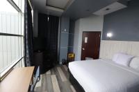 Ein Bett oder Betten in einem Zimmer der Unterkunft Days Inn &amp; Suites by Wyndham Milwaukee