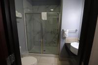 Ein Badezimmer in der Unterkunft Days Inn &amp; Suites by Wyndham Milwaukee