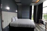 Ein Bett oder Betten in einem Zimmer der Unterkunft Days Inn &amp; Suites by Wyndham Milwaukee