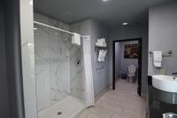 Ein Badezimmer in der Unterkunft Days Inn &amp; Suites by Wyndham Milwaukee