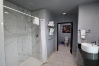 Ein Badezimmer in der Unterkunft Days Inn &amp; Suites by Wyndham Milwaukee
