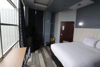 Ein Bett oder Betten in einem Zimmer der Unterkunft Days Inn &amp; Suites by Wyndham Milwaukee