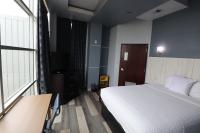 Ein Bett oder Betten in einem Zimmer der Unterkunft Days Inn &amp; Suites by Wyndham Milwaukee