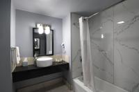 Ein Badezimmer in der Unterkunft Days Inn &amp; Suites by Wyndham Milwaukee