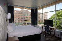 TV&#47;Unterhaltungsangebot in der Unterkunft Days Inn &amp; Suites by Wyndham Milwaukee