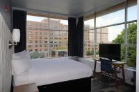 Ein Bett oder Betten in einem Zimmer der Unterkunft Days Inn &amp; Suites by Wyndham Milwaukee