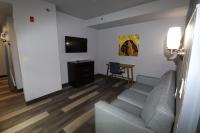 TV&#47;Unterhaltungsangebot in der Unterkunft Days Inn &amp; Suites by Wyndham Milwaukee