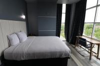 Ein Bett oder Betten in einem Zimmer der Unterkunft Days Inn &amp; Suites by Wyndham Milwaukee