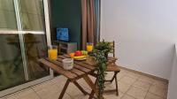 TV a/nebo společenská místnost v ubytování STAY Eden Beach Studio