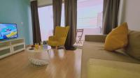 TV a/nebo společenská místnost v ubytování STAY Eden Beach Studio