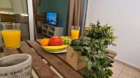 TV a/nebo společenská místnost v ubytování STAY Eden Beach Studio