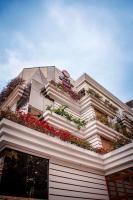 Un edificio con flores en el costado. en Best Western Plus Hotel Stofella, en Guatemala