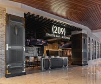 詹姆斯敦Chicken Ranch Casino Resort的购物中心内设有运动酒吧的商店大厅