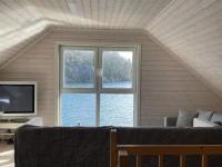 TV a/nebo společenská místnost v ubytování 6 person holiday home in Rubbestadneset