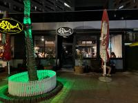 ein Restaurant mit einer Palme in einem grünen Kreis in der Unterkunft Swita Maria By The Sea in Aschdod