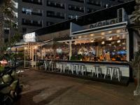 ein Restaurant mit Leuten, die nachts an einer Bar sitzen in der Unterkunft Swita Maria By The Sea in Aschdod