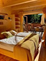 Postel nebo postele na pokoji v ubytování Ribno Luxury Glamping