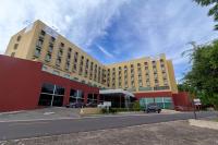 un gran edificio en una calle de la ciudad con un cielo en Arrey Gran Hotel, en Teresina