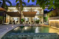 una casa con piscina delante de un edificio en Tamarindo Bay Boutique Hotel, Apartments &amp; Suites, en Tamarindo