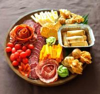 een bord met verschillende soorten voedsel bij Love Room "Les Secrets de Winna" in Augé