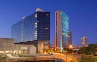 un perfil urbano con edificios altos por la noche en Hyatt Regency Columbus, en Columbus
