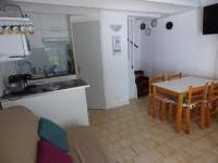 Kuchyňa alebo kuchynka v ubytovaní "Azur & Soleil 6" -Duplex en rez de jardin -Parking-Plage Richelieu à 400m