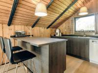 Kuchyň nebo kuchyňský kout v ubytování Three-Bedroom Holiday home in Rødby 28