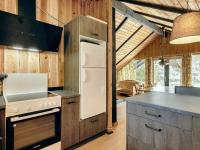 Kuchyň nebo kuchyňský kout v ubytování Three-Bedroom Holiday home in Rødby 28