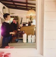 メイトランドにあるThe Family Hotelの鏡の前に立つ男