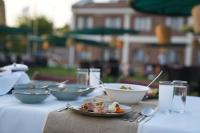 un tavolo con piatti di cibo e bicchieri d'acqua di Hotel Milestone1915 a Gelibolu (Gallipoli )