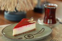 un pezzo di torta su un piatto su un tavolo di Hotel Milestone1915 a Gelibolu (Gallipoli )