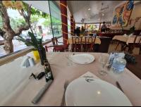 En restaurant eller et andet spisested på Flat Service Pitangueiras com Vista Mar