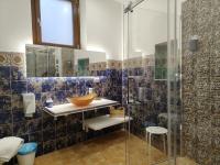 A bathroom at Suite Inn Centro Dimora Storica