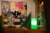 Una imagen de una mesa con un cuadro en la pared. en Hotel-Gasthaus "Krone", en Bötzingen