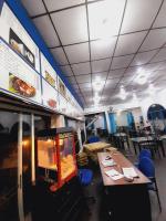 Un comedor con una mesa y un televisor en la pared. en Summer View Holiday Home, en Nuwara Eliya