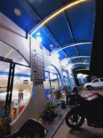 Una motocicleta estacionada en una gasolinera con luces azules en Summer View Holiday Home, en Nuwara Eliya