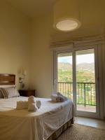 A bed or beds in a room at Casa Jazmín Fuentes de Almuñecar