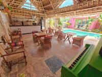 南威Nungwi Roses的带桌椅的露台和游泳池