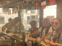 un groupe de personnes assises à un bar dans l'établissement Auberge le bois du cornet, à La Forclaz