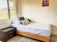 Family retreat house 3 bdrm with parking Netflix close to trainの見取り図または間取り図