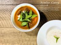 Phumĭ Bântéay SreiにあるThe Little Vegan Homestayのご飯のボウルの隣にスープのボウル