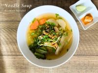 Phumĭ Bântéay SreiにあるThe Little Vegan Homestayの野菜が入った麺スープ