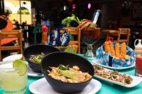 una tavola con ciotole di cibo e piatti di Suite Tlaquepaque centro a Guadalajara