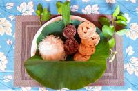 un plato de comida encima de una hoja verde en Ayurvedic Lanka Wellness Hotel, en Habarana