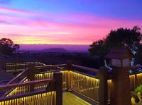 Η ανατολή ή δύση του ηλίου όπως φαίνεται από αυτό το δωμάτιο σε οικογενειακή κατοικία ή από εκεί κοντά