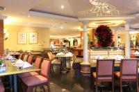 een eetkamer met tafels en stoelen in een restaurant bij Golden Tulip Sovereign Hotel Bangkok in Bangkok